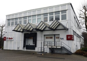 Das Solinger Stammhaus der HEUTE Maschinenfabrik am Höhscheider Weg: Von hier aus werden die Reinigungssysteme für Kunden in aller Welt montiert und versandt. (Foto: © Bastian Glumm)