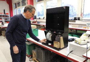 Geschäftsführer Christian Löwe prüft eine Schuhputzmaschine in der Montage. Die Geräte gehören noch immer zum Sortiment, sind aber heute nur ein kleiner Teil des Gesamtgeschäfts. (Foto: © Bastian Glumm)