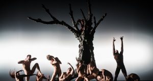 Die Tanzproduktion„Hieronymus B. – Tanz durch Hölle und Paradies“ katapultiert Boschs malerischen Kosmos auf der großen Bühne ins Hier und Jetzt. (Foto: © Kalle Kuikkaniemi)