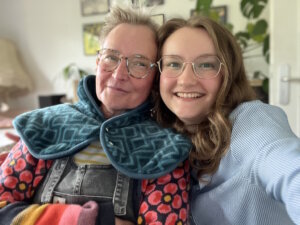 Hiltrud Frommann mit Tochter Tirza. Die Familie hofft, mit einer spezialisierten Therapie den Krankheitsverlauf verlangsamen zu können. (Foto: © Oliver Frommann)