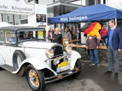 Oberbürgermeister Tim Kurzbach schickte am Samstagmorgen die ersten Teilnehmer der 22. Historischen Klingenfahrt auf die Reise. Der Dodge DA aus dem Jahr 1929 war das älteste Fahrzeug der Veranstaltung. (Foto: © Bastian Glumm)