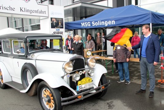 Oberbürgermeister Tim Kurzbach schickte am Samstagmorgen die ersten Teilnehmer der 22. Historischen Klingenfahrt auf die Reise. Der Dodge DA aus dem Jahr 1929 war das älteste Fahrzeug der Veranstaltung. (Foto: © Bastian Glumm)