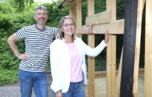 Lisa Draeger und Elmar Jünnemann von der Wirtschaftsförderung treiben das Solinger Holzprojekt voran. (Foto: © Bastian Glumm)