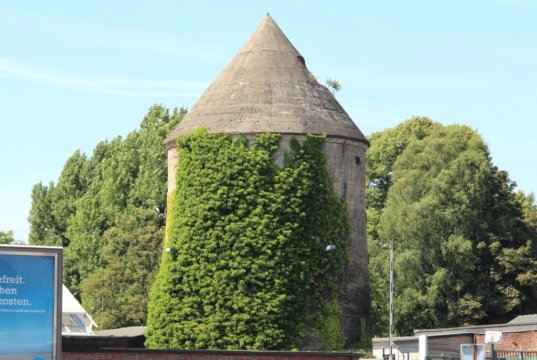 Unter anderem in Hochbunkern wie diesem an der Max-Leven-Gasse suchten die Solingerinnen und Solinger während der Luftangriffe auf die Klingenstadt im Zweiten Weltkrieg Schutz. (Archivfoto: © Bastian Glumm)