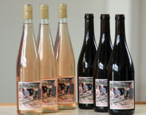 Für jeweils zehn Euro kann der "Hochwasser-Wein" am Samstag gekauft werden. (Foto: © Familie Lingen)