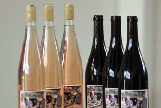 Für jeweils zehn Euro kann der "Hochwasser-Wein" am Samstag gekauft werden. (Foto: © Familie Lingen)