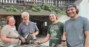 Die Winzerfamilie Lingen vor zwei Gitterboxen mit verschlammten Weinflaschen. Von links: Tanja, Peter, Niklas und Jan Lingen. (Foto: © Familie Lingen)