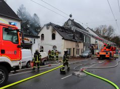 Am Freitagvormittag rückte die Feuerwehr zu einem Großeinsatz zur Neuenhofer Straße aus. Dort brannte der Dachstuhl eines Wohn- und Geschäftshauses. (Foto: © Das SolingenMagazin)