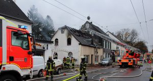 Am Freitagvormittag rückte die Feuerwehr zu einem Großeinsatz zur Neuenhofer Straße aus. Dort brannte der Dachstuhl eines Wohn- und Geschäftshauses. (Foto: © Das SolingenMagazin)