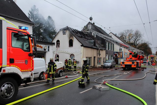 Am Freitagvormittag rückte die Feuerwehr zu einem Großeinsatz zur Neuenhofer Straße aus. Dort brannte der Dachstuhl eines Wohn- und Geschäftshauses. (Foto: © Das SolingenMagazin)