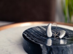 Moderne Hörgeräte sind heutzutage dazu in der Lage, mit modernen elektronischen Geräten wie Smartphones und Fernsehern zu interagieren. (Foto: © Audibene)