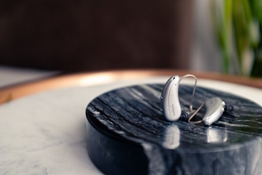 Moderne Hörgeräte sind heutzutage dazu in der Lage, mit modernen elektronischen Geräten wie Smartphones und Fernsehern zu interagieren. (Foto: © Audibene)