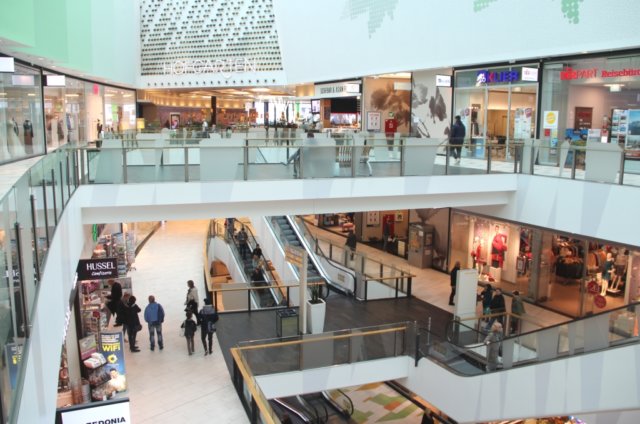 Der Hofgarten eröffnete im Oktober 2013. Auf drei Ebenen gibt es in dem Einkaufscenter rund 70 Shops sowie zehn gastronomische Betriebe. (Foto: © Bastian Glumm)