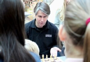 Sebastian Siebrecht ist internationaler Großmeister. Mit seinem Programm "Faszination Schach" reist er durch ganz Deutschland. (Foto: © Bastian Glumm)