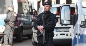 Am Nachmittag musste die Polizei auf eine Bombendrohung im Einkaufszentrum Hofgarten reagieren. An verschiedenen Stellen in der Innenstadt waren starke Einsatzkräfte konzentriert. (Foto: © B. Glumm)