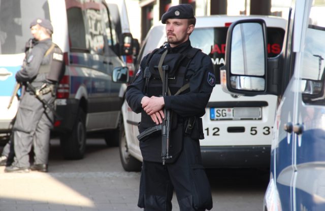 Am Nachmittag musste die Polizei auf eine Bombendrohung im Einkaufszentrum Hofgarten reagieren. An verschiedenen Stellen in der Innenstadt waren starke Einsatzkräfte konzentriert. (Foto: © B. Glumm)
