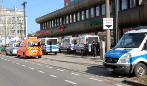 Starke Einheiten warteten auch am Gebäude der Sparkassen-Hauptstelle an der Kölner Straße auf einen möglichen Einsatz. Am Nachmittag gab die Einsatzleitung Entwarnung. (Foto: © B. Glumm)