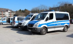 Einheiten der Einsatzhundertschaft der Polizei standen auf dem Parklpatz Weyersberg in Bereitschaft. (Foto: © B. Glumm)