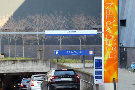 Ab dem 16. November wird das Parken im Hofgarten Solingen einfacher: Dank Kennzeichenerfassung öffnet sich die Schranke automatisch, und die Zahlung erfolgt bargeldlos per Karte oder Apple Pay. (Foto: © Bastian Glumm)