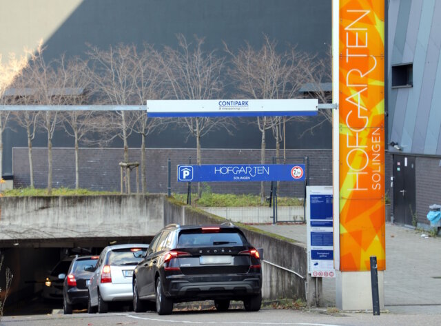 Ab dem 16. November wird das Parken im Hofgarten Solingen einfacher: Dank Kennzeichenerfassung öffnet sich die Schranke automatisch, und die Zahlung erfolgt bargeldlos per Karte oder Apple Pay. (Foto: © Bastian Glumm)