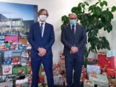 Ben Repp (li., Einrichtungsleitung Halfeshof) und Ralf Lindl (Center Manager Hofgarten Solingen) freuen sich über die vielen Spenden. (Foto: © Hofgarten)