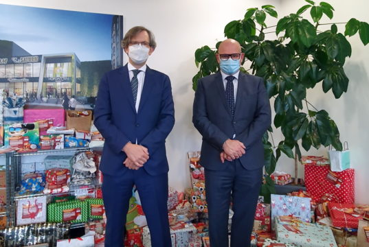 Ben Repp (li., Einrichtungsleitung Halfeshof) und Ralf Lindl (Center Manager Hofgarten Solingen) freuen sich über die vielen Spenden. (Foto: © Hofgarten)