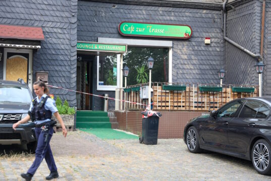 Am Montag kam es in einer Gaststätte im ehemaligen Walder Bahnhof zu einer Auseinandersetzung, bei der ein Mann schwer verletzt wurde. (Foto: © Tim Oelbermann)