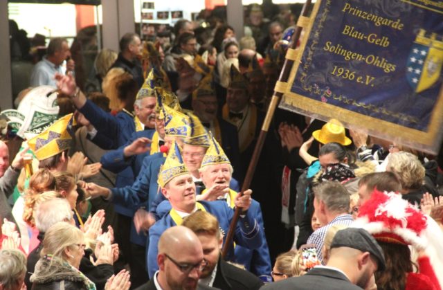 Am 18. Januar findet in der Ohligser Festhalle wieder die große Karnevalssitzung der Prinzengarde Blau-Gelb Ohligs statt. (Archivfoto: © Bastian Glumm)