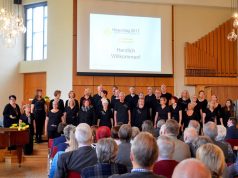 Der Gospelchor unisono unter der Leitung von Elisabeth Szakács sorgte beim diesjährigen Hospiztag für die musikalische Gestaltung. Mit Stücken wie „Adiemus“ von Karl Jenkins und einer Pop-Version von Händels „Hallelujah“ bekamen sie Riesenapplaus. (Foto: © Martina Hörle)