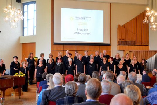 Der Gospelchor unisono unter der Leitung von Elisabeth Szakács sorgte beim diesjährigen Hospiztag für die musikalische Gestaltung. Mit Stücken wie „Adiemus“ von Karl Jenkins und einer Pop-Version von Händels „Hallelujah“ bekamen sie Riesenapplaus. (Foto: © Martina Hörle)