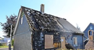 Aus bislang ungeklärter Ursache brannte es am Samstag  in einem Fachwerkhaus an der Hossenhauser Straße. (Foto: © Das SolingenMagazin)