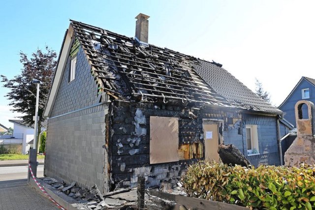 Aus bislang ungeklärter Ursache brannte es am Samstag  in einem Fachwerkhaus an der Hossenhauser Straße. (Foto: © Das SolingenMagazin)