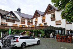 Für eine Übernachtung in der Nähe von Burgschwalbach empfehlen wir das Hotel-Restaurant Berghof in Berghausen. Mit dem Auto nur zehn Minuten von Burgschwalbach entfernt. (Foto: © Bastian Glumm)