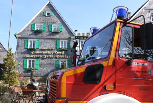 80 Flüchtlinge aus der Ukraine müssen das ehemalige Hotel "In der Straßen" in Oberburg verlassen. Die Bauaufsicht untersagte die Nutzung des Hoteltraktes. (Foto: © Bastian Glumm)