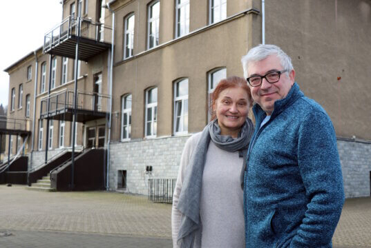 Andreas Mondzelewski und seine Frau Barbara betreiben in Stöcken das Hotel "Schlafpunkt". In die Renovierung und den Umbau der ehemaligen Grundschule haben sie viel Zeit und Geld investiert. (Foto: © Bastian Glumm)
