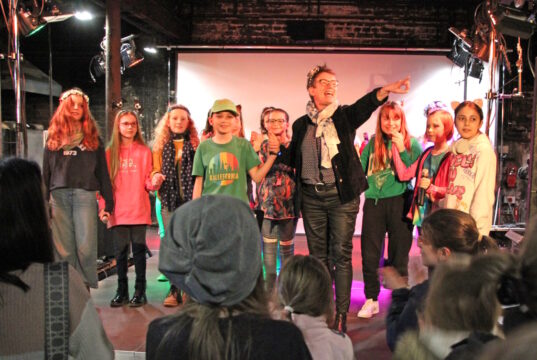 Humboldt-Kulturnacht im Industriemuseum: Das Chorprojekt fasste seine Überzeugung mit dem Lied "Ich bin doch keine Maschine" in klare Worte und erhielt vom Publikum begeisterten Applaus. (Foto: © Sandra Grünwald)
