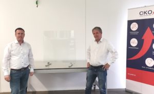 Andreas Ostgathe (li.) und Joachim Kaldasch leiten gemeinsam die CKO Maschinen- und Systemtechnik GmbH. (Foto: © CKO)