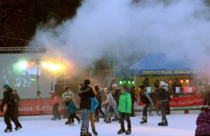 Am 14. Januar findet von 16 bis 20 Uhr  auf der Eislaufbahn im Ittertal ein buntes Programm mit toller Musik und dem Zephyrus-Discoteam statt. Dann findet zum siebten Mal die Solinger Ice-Party statt. (Archivfoto: B. Glumm)