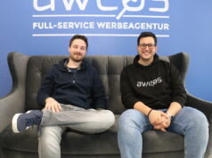 Die Solinger Digitalagentur AWEOS bewirbt sich für den IHK-Bildungspreis. AWEOS-Geschäftsführer Christos Papadopoulos (re.) mit seinem Auszubildenden Martin Preuß. (Foto: © Bastian Glumm)