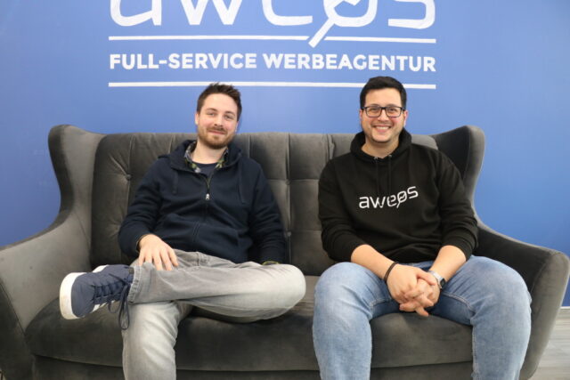 Die Solinger Digitalagentur AWEOS bewirbt sich für den IHK-Bildungspreis. AWEOS-Geschäftsführer Christos Papadopoulos (re.) mit seinem Auszubildenden Martin Preuß. (Foto: © Bastian Glumm)