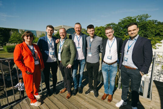 IHK-Geschäftsführerin Carmen Bartl-Zorn freute sich mit (v.li.) Jens Nissen (Geschäftsführer), Ausbilder Thorsten Buschmann und Azubis der Quadrilog Nissen IT-Consulting GmbH & Co. KG über den DIHK-Bildungspreis in Berlin. (Foto: © offenblende.de)