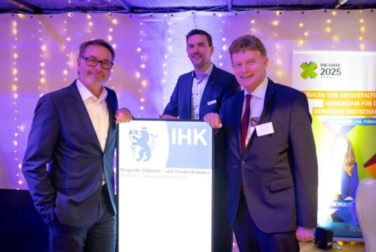 Luden jetzt zum IHK-Jahresempfang in Solingen-Wald ein: v.li. Jan Peter Coblenz, Henner Pasch und Michael Wenge. (Foto: © Wolf Sondermann)