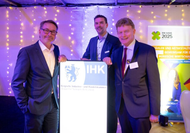 Luden jetzt zum IHK-Jahresempfang in Solingen-Wald ein: v.li. Jan Peter Coblenz, Henner Pasch und Michael Wenge. (Foto: © Wolf Sondermann)