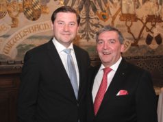 Der Remscheider Unternehmer Thomas Meyer (re., hier mit Oberbürgermeister Kurzbach) bleibt Präsident der Industrie- und Handelskammer (IHK) Wuppertal-Solingen-Remscheid. Er wurde heute in der konstituierenden Sitzung der IHK-Vollversammlung einstimmig wiedergewählt. (Archivfoto: © B. Glumm)