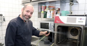 "Küchenuschi" Matthias Höhn hat den legendären Solinger Imbiss Kretzer neu eröffnet und will an die Tradition des Gastro-Betriebs an der Burgstraße anknüpfen. (Foto: © Bastian Glumm)