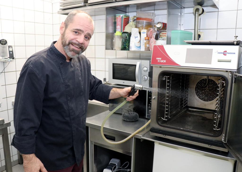 "Küchenuschi" Matthias Höhn hat den legendären Solinger Imbiss Kretzer neu eröffnet und will an die Tradition des Gastro-Betriebs an der Burgstraße anknüpfen. (Foto: © Bastian Glumm)