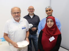 Begrüßten am Montag die ersten Impflinge in der neuen Impfstelle: v.li. Impfarzt Dr. Dagobert Januschke, Guido Krämer (Stadtdienst Gesundheit) mit Arzthelferin Aylin Diel und Emine Kaya. (Foto: © Bastian Glumm)