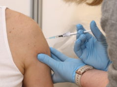 Am Samstag wurde im Solinger Impfzentrum erstmals der Impfstoff des Herstellers AstraZeneca verabreicht. Rund 700 Personen erhielten ihre Impfung gegen das Coronavirus. (Foto: © Bastian Glumm)