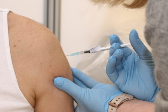 Am Samstag wurde im Solinger Impfzentrum erstmals der Impfstoff des Herstellers AstraZeneca verabreicht. Rund 700 Personen erhielten ihre Impfung gegen das Coronavirus. (Foto: © Bastian Glumm)