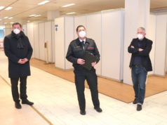 Stellten am Montag das einsatzbereite Solinger Impfzentrum vor: v.li. Oberbürgermeister Tim Kurzbach, Feuerwehrchef Dr. Ottmar Müller und Udo Stock, organisatorischer Leiter der Einrichtung. (Foto: © Bastian Glumm)